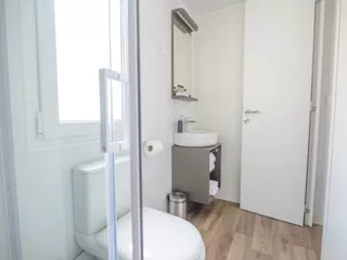 deluxe mobile home - bathroom I.jpg